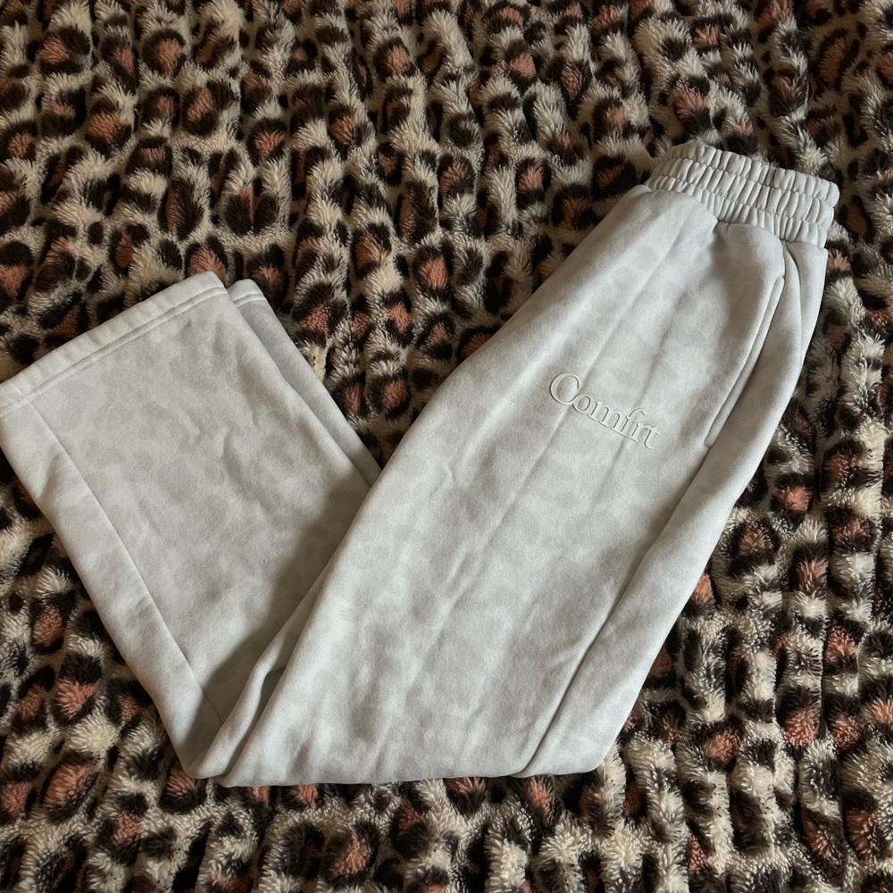 Comfrt Women's Snow Leopard Wide Leg Pants
